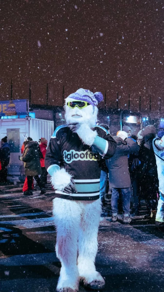 Venez danser par -20 degrés, emmitouflé dans une combinaison fluo improbable, au son des meilleurs DJ de la planète. 
Bienvenue à @igloofest_mtl, le festival le plus froid au monde et pourtant l’un des plus chaleureux. Du 15 janvier au 17 février 2026, le @vieuxportmtl vibre au rythme de l’électro pour une 18e édition. 
Ici, on ne craint pas le ridicule, on lâche son fou et on repart avec des souvenirs brûlants ! 
•
•
#quebeclemag #quebec #qc #explorequebec #igloofest