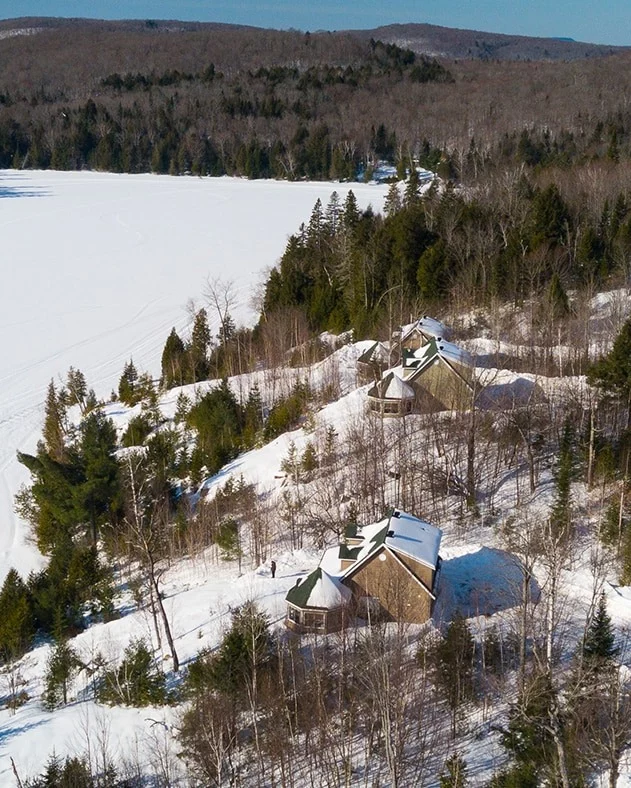 Plongez dans l’hiver version @quebecauthentique !
Découvrez 14 auberges, forêts et pourvoiries où la neige transforme tout en refuge chaleureux. Entre sentiers de randos, soirées près du feu et hébergements en pleine nature, c’est l’endroit rêvé pour décrocher et savourer la saison froide autrement. 
Une parenthèse blanche, douce et profondément ressourçante, que vous aller adorer !
.
.
#quebeclemag #quebec #qc #quebecauthentique #mauricie #lanaudiere #hiver #hiverquebecois #explorequebec #quebeclessentiel