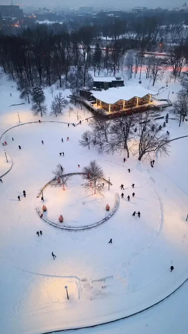 Saviez-vous qu’en plein cœur de Montréal se cache un écrin de nature de 10 km² ? Le mont Royal, ce poumon vert qui domine la métropole, se découvre toute l’année grâce à l’organisme @lemontroyal 
Randonnées guidées, raquettes, ski de fond, glissades, patins à glace... des activités 4 saisons pour profiter à fond de cette nature discrète et généreuse montréalaise.
Merci à @brave.heart_photography pour cette belle vidéo 🎥 
.
.
#quebeclemag #quebec #montreal #montroyal #mtlmoments
