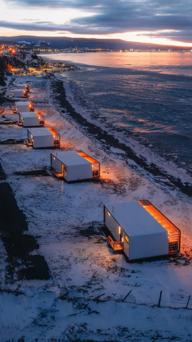 À Sainte-Anne-des-Monts, en Gaspésie, @panoraloges occupe une anse à quelques mètres du Saint-Laurent. 
Ces mini-chalets tous équipés au design moderne accueillent jusqu’à quatre personnes. Chaque unité dispose d’un spa privé sur sa terrasse face à la mer, d’une cuisine complète et de grandes baies vitrées. La plage est accessible en quelques secondes. 
Un excellent point de chute au @quebecmaritime pour profiter des couchers de soleil légendaire au bord de l’eau. ☀️
.
.
#quebeclemag #quebec #panoralogesfluviales #quebecmaritime #explorequebec