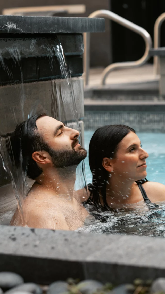 Avis aux amoureux, on avait envie de vous faire plaisir ! ♥️
Saunas sec et vapeur, bains chauds et froids en plein air, soins du corps et massages personnalisés... L’UniverSpa Nordik invite à tout lâcher. 
Ce spa nordique niché au coeur de l’Hôtel Universel de Rivière-du-Loup, au Bas-Saint-Laurent, offre une parenthèse de bien-être où chaque détail est pensé pour se ressourcer. 
On en ressort léger, prêt à explorer le Québec maritime en toute saison ! 
.
.
#quebeclemag #quebec #qc #quebecmaritime #hoteluniverselrdl