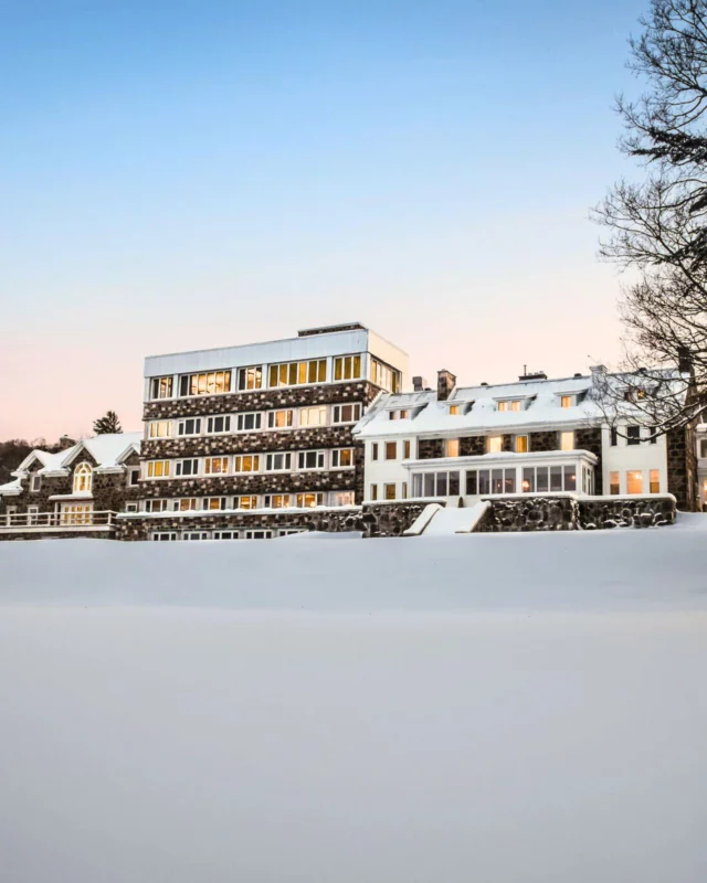 𝐎𝐮̀ 𝐝𝐨𝐫𝐦𝐢𝐫 𝐚𝐮 𝐐𝐮𝐞́𝐛𝐞𝐜 ?
Un manoir du XXe siècle posé à flanc de montagne, une vue sur le lac des Sables et les reliefs des Laurentides, un jardin italien, 51 chambres où le raffinement d'hier rencontre le confort d'aujourd'hui, une table gastronomique célébrant le terroir québécois et un spa pour couronner le tout, à Sainte-Agathe-des-Monts, @stonehavenlemanoir redéfinit l'art de la villégiature avec brio.
Une adresse qu'on adore et qu'on vous recommande chaudement ! ❤
.
.
#quebeclemag #quebec #qc #stonehaven #laurentides #explorequebec