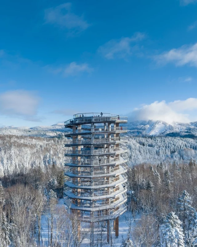 Envie de prendre de la hauteur cet hiver au Québec ? ❄
Du @sentierdescimeslaurentides à l’@astrolabmontmegantic en passant par le @lemassif ou l’Auberge des Chic-Chocs (@reseausepaq), chaque panorama transforme la neige en véritable spectacle. 
Quatre lieux, quatre ambiances, une même promesse : vivre l’hiver autrement, entre ciel, sommets et grands espaces.
📷 - Astrolab © @cantonsdelest 
📷 - © Auberge des Chic-Chocs
.
.
#quebeclemag #quebec #qc #hiverquebecois #hiver #snow #explorequebec #winter