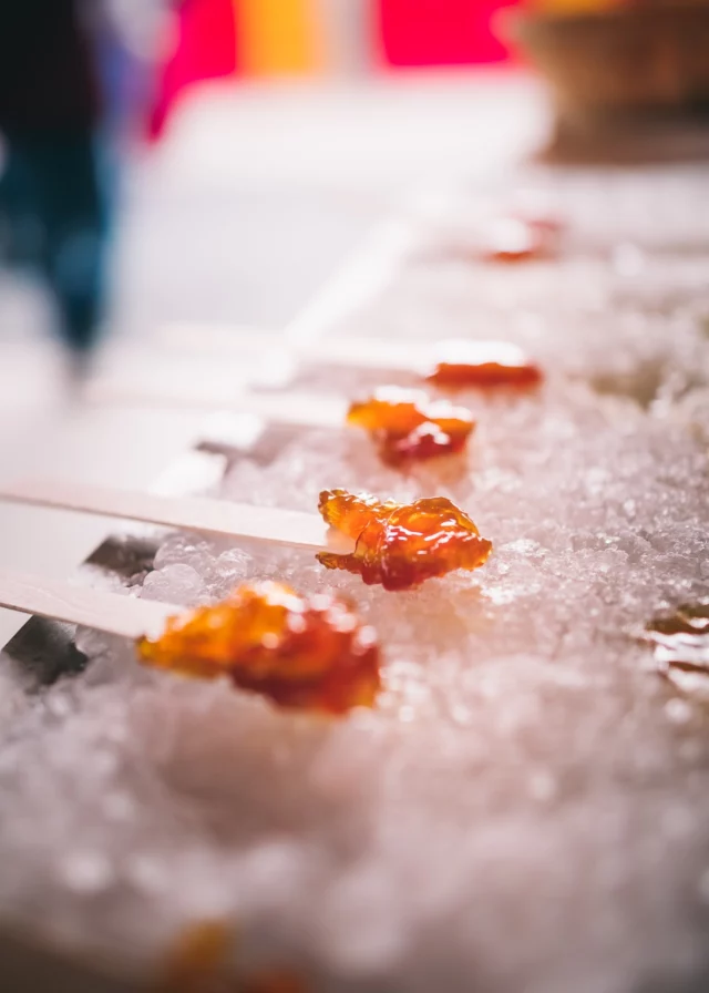 Le temps des sucres bat son plein au Québec ! 🍁 🥞
On se retrouve dans les cabanes à sucre pour déguster crêpes, oreilles de crisse, tire sur la neige et autres gourmandises à l'érable. Une tradition née du savoir-faire des peuples autochtones, devenue une fête conviviale et gourmande. 
.
#quebeclemag #quebec #tempsdesucres #explorequebec #siropderable