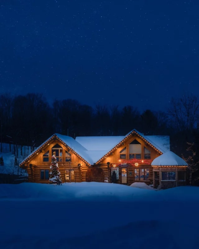 Dormir à quelques mètres d'une meute de loups, se réveiller au milieu des cervidés depuis un chalet avec spa privatif, ou encore passer la nuit dans un pod niché en pleine forêt, au @parcomega, en Outaouais, 68 hébergements transforment chaque séjour en aventure unique. Et quand la nuit tombe, le parcours immersif Oniro ensorcelle la forêt de lumières et de musique. 
Une expérience qui vous marque pour toujours ❤
.
.
#quebeclemag #quebec #parcomega #outaouais #explorequebec
