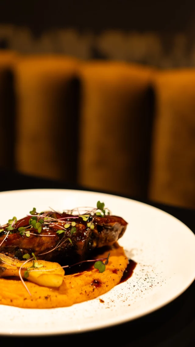 Au Bas-Saint-Laurent, Rivière-du-Loup propose une table qui vaut le détour. Au @borealuniversgourmand, restaurant de l'Hôtel @universelrdl, la forêt boréale s'invite dans l'assiette autant que dans le décor. 
Découvrez une cuisine moderne et raffinée et laissez-vous envoûter par une expérience gourmande et inoubliable au @quebecmaritime.
.
.
#quebeclemag #quebec #qc #quebecmaritime #hoteluniverselrivièreduloup #borealuniversgourmand #explorequebec