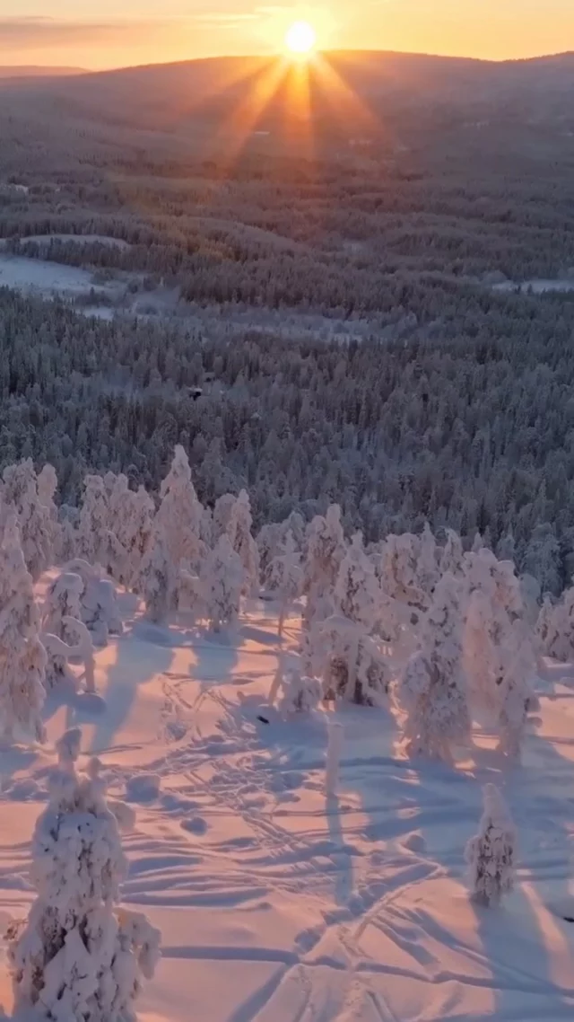 À quelques minutes de Mont-Tremblant, le domaine @kanatatremblant s'étend sur plus de 12 km² entre forêts, lacs et montagnes des Laurentides. 
27 chalets en bois et pierre, nichés au coeur de la forêt boréale, peuvent accueillir de 4 à 12 personnes. Kayak, canoë, baignade, raquettes, ski, escalade... les activités ne manquent pas, sur le domaine comme aux alentours. 
Ouvert toute l'année pour profiter des 4 saisons ! 🍁 🌸 ☀️ ❄️
.
.
#quebeclemag #quebec #kanatatremblant #chaletquebec #explorequebec