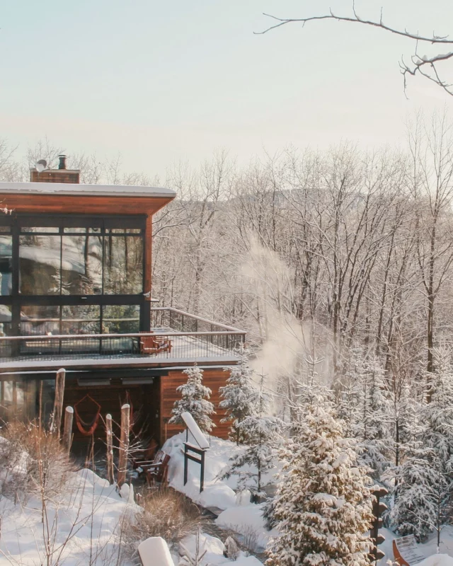 Dans les collines de Lanaudière, à Rawdon, @lasource_bainsnordiques a été pensée comme un prolongement naturel de la montagne. 
Entre bois, verre et forêt omniprésente, on y alterne chaud et froid au rythme des bains scandinaves, des massages thérapeutiques et des cabanes vitrées nichées dans les arbres. Les aires de détente invitent à lâcher prise et le bistro sublime les produits locaux. 
Un endroit où le silence fait partie du programme au @quebecauthentique.
.
.
#quebeclemag #quebec #qc #lasourcebainsnordiques #rawdon #quebecauthentique #explorequebec