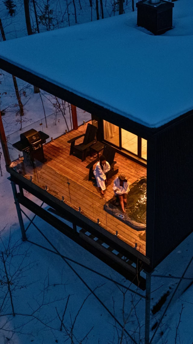 Dans l'Outaouais, à 30 minutes de Gatineau, Dominique et Martin ont construit le lieu dont ils rêvaient : @hom_mini_chalets, douze cocons écoresponsables fondus dans la forêt. 
Toute l'année, profitez du spa privatif sur le balcon, d'une cuisine équipée, d'une décoration douce et cosy et d'un accès au lac et 5 km de sentiers. 
Du luxe, du silence et une vraie démarche durable. Pour se retrouver, loin de tout. L'un de nos coups de cœur ❤️
.
.
#quebeclemag #quebec #homminichalet #explorequebec #outaouaisfun