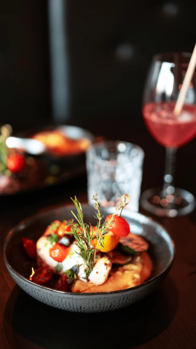 Un hôtel au coeur de Sainte-Anne-des-Monts, un bistrot inspiré des brasseries françaises avec une touche de terroir gaspésien, une boutique gourmande garnie de fromages et de charcuteries artisanales, c'est la promesse de @hoteletcie. 
Ici, on dort bien, on mange bien et on profite du parc national de la Gaspésie à deux pas. Le pied-à-terre parfait pour profiter de la nature au @quebecmaritime.
.
.
#quebeclemag #quebec #qc #quebecmaritime #hoteletcie #gaspesie