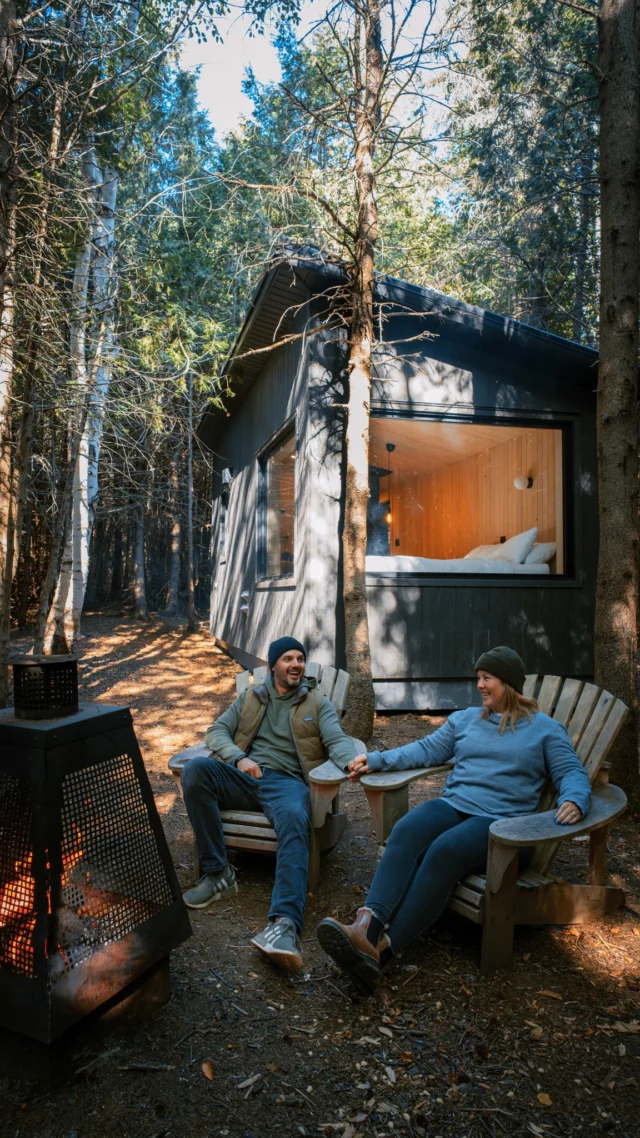 Plonger dans un bassin chaud, sentir la brise salée de la baie des Chaleurs, vous laisser envelopper par le calme d'une cédrière. 
Chez @estecocabines en Gaspésie, le bien-être n'a rien de superficiel. Découvrez les trois stations thermales en accès privé, des soins en pleine nature et des éco-cabines où chaque réveil a un goût de vacances au cœur du @quebecmaritime . 
Vous ne voudrez plus repartir... ❤
.
.
#quebeclemag #quebec #quebecmaritime #estecocabine #gaspesie #voyagequebec