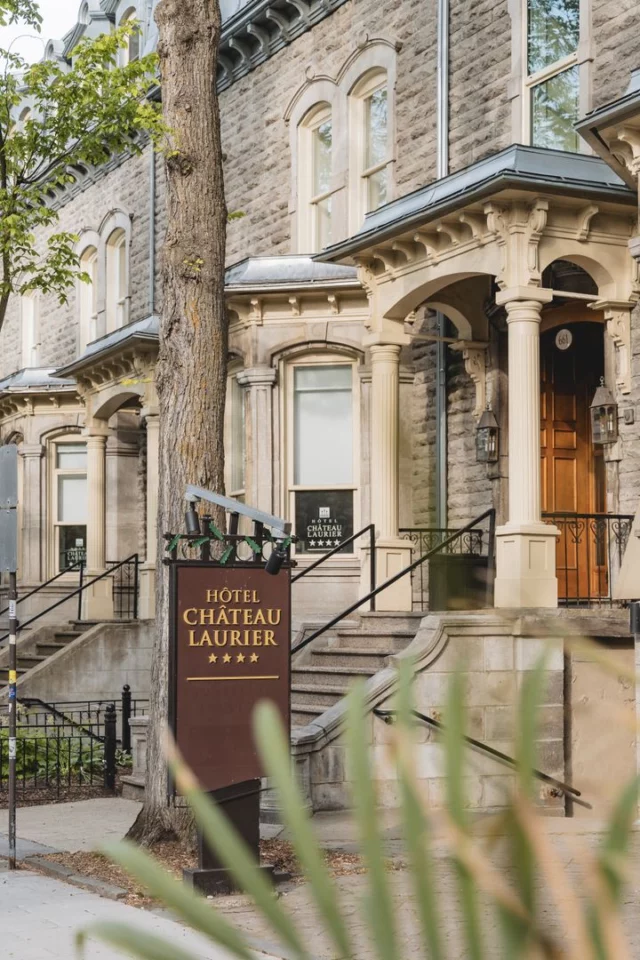 S'offrir les premières loges de Québec entre amies, voilà une idée qui ne se refuse pas ! 
À l'hôtel @chateaulaurierqc, les Plaines d'Abraham, la Grande Allée et le Vieux-Québec s'étendent à quelques pas. Mais c'est l'âme de l'établissement qui fait la différence : une histoire familiale, un art de recevoir sincère, un ancrage profond dans la culture francophone.
Vous allez adorer ce lieu ! ❤
.
.
#quebeclemag #quebec #qc #chateaulaurierquebec #ilovequebeccity #explorequebec