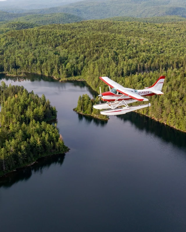 En train de préparer votre itinéraire estival ? Direction le @quebecauthentique !
On a rassemblé 12 façons de vivre différemment cette région aux 30 000 lacs : parcs nationaux, cabane à sucre, pause gourmande, tyrolienne, kayak ou pure détente dans un spa nordique, entre aventure et réconfort, à vous de composer le séjour qui vous ressemble !
.
.
#quebeclemag #quebec #qc #quebecauthentique #mauricie #lanaudiere #explorequebec #roadtripquebec