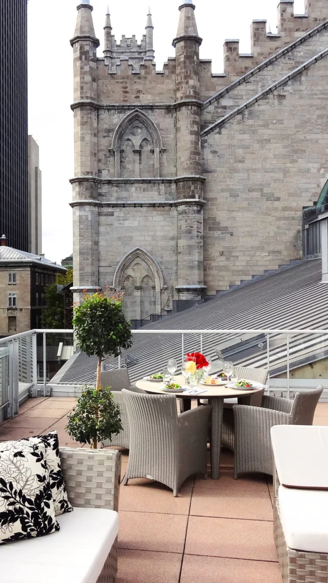 Séjourner à l' @hotelsaintsulpice, c'est poser ses valises dans un hôtel-boutique indépendant niché au coeur du Vieux-Montréal, à quelques pas de la basilique. 
Ses 108 suites spacieuses, toutes dotées d'une cuisinette équipée, offrent une atmosphère chaleureuse et raffinée que l'on prolongerait volontiers. Certaines disposent d'un foyer, d'un balcon ou d'une terrasse privée avec vue sur les toits du quartier.
.
.
#quebeclemag #quebec #qc #montreal #vieuxmontreal #hotelsaintsulpice #exploremontreal