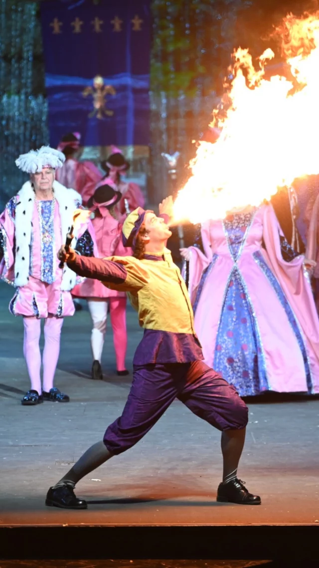 140 comédiens bénévoles, des chevaux, des effets pyrotechniques, un immense bassin d'eau, La Fabuleuse Histoire d'un Royaume est bien plus qu'un spectacle. C'est toute l'âme du Saguenay–Lac-Saint-Jean qui prend vie sur scène, des premiers peuples Ilnus jusqu'au déluge de 1996. 
Présentée 21 fois cet été, du 9 juillet au 15 août 2026, cette fresque unique au monde a déjà conquis plus d'1,3 million de spectateurs. 
Vous allez adorer ! 🎟 Les billets sont déjà en vente !