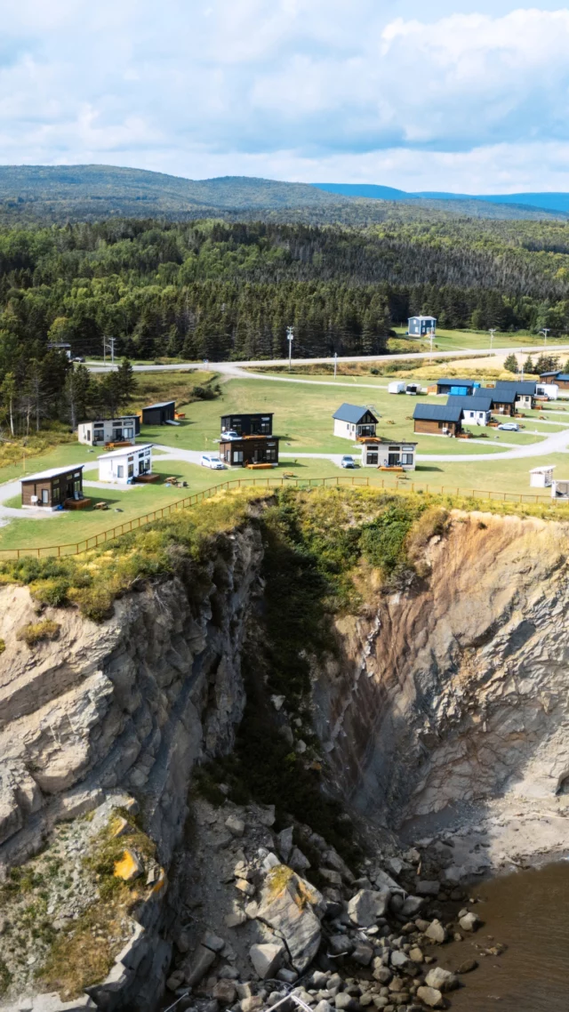 Perchés sur un cap face à la baie de Gaspé, à 30 minutes de Percé et du parc national Forillon, les @chaletsnautikagaspesie offrent un face-à-face saisissant avec la mer. 
Depuis le belvédère, baleines et phoques s'invitent parfois dans le panorama. Ces chalets d'inspiration scandinave, spacieux et baignés de lumière, accueillent jusqu'à 8 personnes. 
Une adresse qui s'impose d'elle-même, sur la pointe de la Gaspésie, au @quebecmaritime !