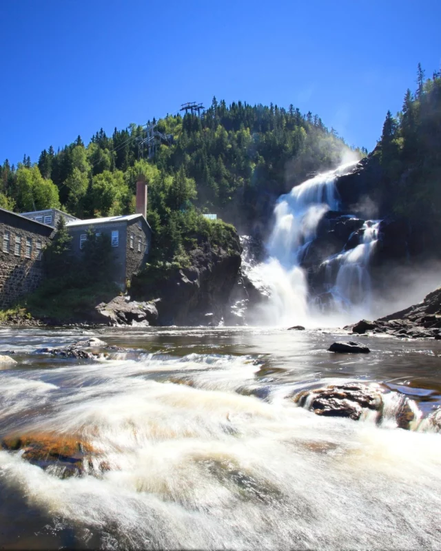 En 1927, le @villagevaljalbert s'est figé. Aujourd'hui, cette capsule temporelle du Saguenay–Lac-Saint-Jean ouvre ses portes au public.
Anciennes maisons ouvrières, bureau de poste, magasin général… Une quarantaine de bâtiments racontent l'épopée d'un village né autour d'un moulin à pâte à papier. Et dominant tout cela, la chute Ouiatchouan tombe avec fracas depuis 72 mètres. 
BONUS 🤩 : On peut même passer la nuit dans d'anciennes maisons ouvrières relookées !
.
.
#quebeclemag #quebec #qc #valjalbert #saguenaylacsaintjean #saglac #explorequebec #voyageauquebec