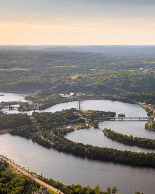 Entre Montréal et Québec, la région du @quebecauthentique regorge d'adresses pour se mettre au vert. 
Canot-camping, safari en chaloupe, immersion dans la culture atikamekw ou encore séjour en pourvoirie, on vous propose 14 escales où la nature et l'authenticité québécoise se vivent pleinement ! 🌳 🌸 #lienenbio
.
.
#quebeclemag #quebec #qc #quebecauthentique #lanaudiere #mauricie