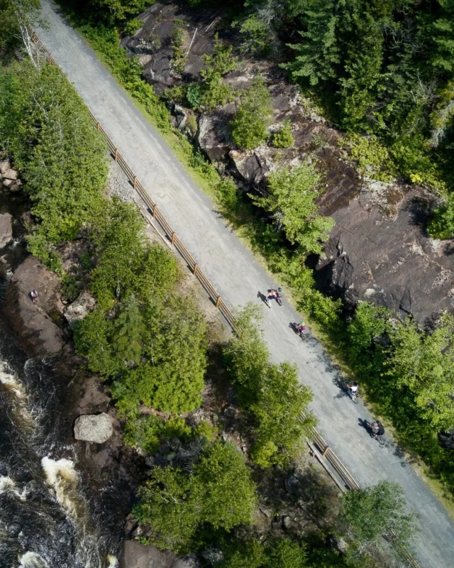 234 kilomètres de sentier déroulés au cœur des Laurentides, de Bois-des-Filion à Mont-Laurier, sur les traces d'une voie ferrée historique reconvertie, ça vous tente ?
Avec un faible dénivelé qui ouvre l'aventure à toute la famille, le @ptittraindunord se prête à toutes les envies : vélo, randonnée ou encore course à pied. Vous découvrirez 50 villages, d'anciennes gares devenues haltes gourmandes et même des auberges. 
La voie royale de l'évasion à découvrir cet été ! 🚴‍♀
.
.
.
#quebeclemag #quebec #qc #laurentides #ptittraindunord #quebecavelo #explorequebec