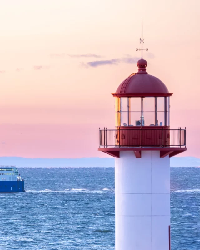 Située en Gaspésie, La Matanie vous en mettra plein la vue ! 
Ici, les falaises plongent dans le Saint-Laurent, les rivières à saumon serpentent jusqu'aux sommets des Chic-Chocs et les tables débordent de crevettes nordiques et de produits du terroir. 
Vous hésitez encore ? On vous donne six raisons de découvrir ce coin si particulier du @quebecmaritime. › Lien en bio
.
.
#quebeclemag #quebec #qc #quebecmaritime #lamatanie #gaspesie #bassaintlaurent