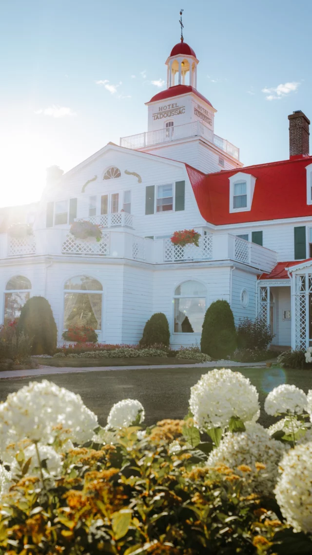 Impossible de manquer son fameux toit rouge qui domine la baie de Tadoussac ! 
Situé en Côte-Nord, l' @hoteltadoussac est plus qu'un lieu de séjour, c'est une page d'histoire vivante. Ses 149 chambres offrent pour plusieurs une vue imprenable sur l'une des plus belles baies du monde. Entre le restaurant Le Coverdale qui célèbre le terroir marin et le charme décontracté du bar-café Le Coquart, vous découvrirez un art de recevoir peaufiné depuis des décennies. 
Un incontournable qu'on adore au @quebecmaritime.
.
.
#quebeclemag #quebec #qc #hoteltadoussac #quebecmaritime #cotenord #explorequebec