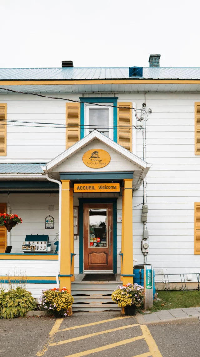 Située dans la vallée de la Matapédia, en Gaspésie, l’Auberge La Coulée Douce est un lieu idéal pour les amateurs de nature et de tranquillité. 
Entourée de paysages exceptionnels, elle offre un accueil chaleureux et des hébergements confortables, parfaits pour se ressourcer après une journée d’activités en plein air. 
Que vous soyez en quête de randonnée, de pêche ou simplement de détente, cette auberge familiale est un véritable havre de paix à découvrir au Québec maritime !
.
.
#quebeclemag #quebec #qc #quebecmaritime #aubergelacouleedouce #explorequebec #gaspesie