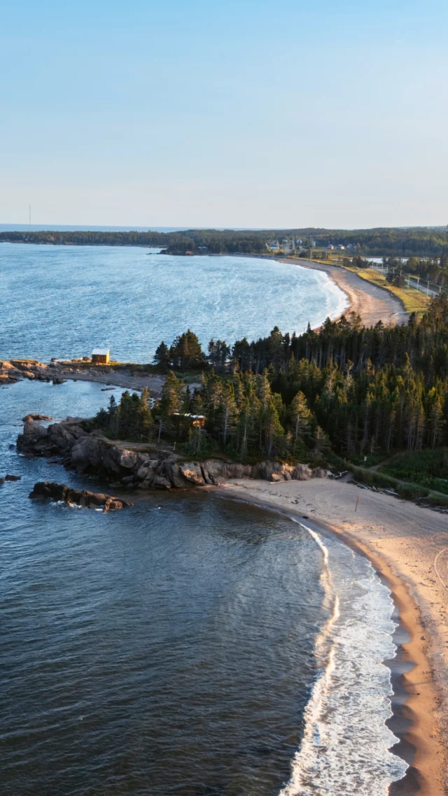 À Pabos Mills, en Gaspésie, l'@espacenapaga conjugue mémoire et grand air dans un cadre maritime saisissant. Des fouilles archéologiques ont révélé le quotidien d'une seigneurie de Nouvelle-France et les traces des peuples qui ont foulé ces terres au fil des siècles. 
Aux expositions à ciel ouvert s'ajoutent un parcours immersif sur le thème de l'eau, une chasse aux fantômes en réalité augmentée et un vaste camping pour prolonger l'aventure face au large du @quebecmaritime .
.
.
#quebeclemag #quebec #qc #quebecmaritime #espacenapaga #gaspesie