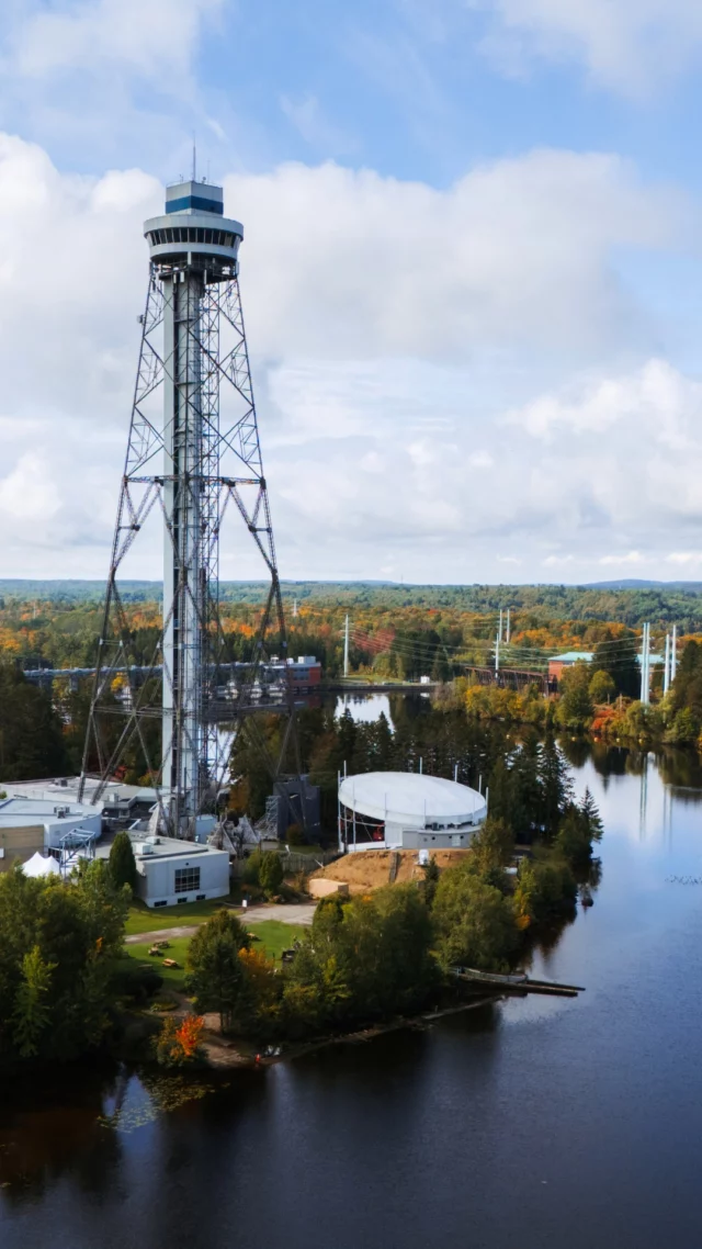 Entre Montréal et Québec, @tourismeshawinigan déploie près de 1 000 km² de territoire entre rivière Saint-Maurice et forêt boréale. 
Du haut de la tour d'observation de la @citedelenergie, à 115 mètres d'altitude, le panorama sur la Mauricie laisse sans voix. En contrebas, la ville vibre au rythme de ses microbrasseries et de sa culture, alors qu'à deux pas, le parc national de la Mauricie ouvre ses 150 lacs aux aventuriers. 
« Shawi » se vit toute l'année au @quebecauthentique !
.
.
#quebeclemag #quebec #qc #quebecauthentique #shawinigan #explorequebec #vacancesquebec