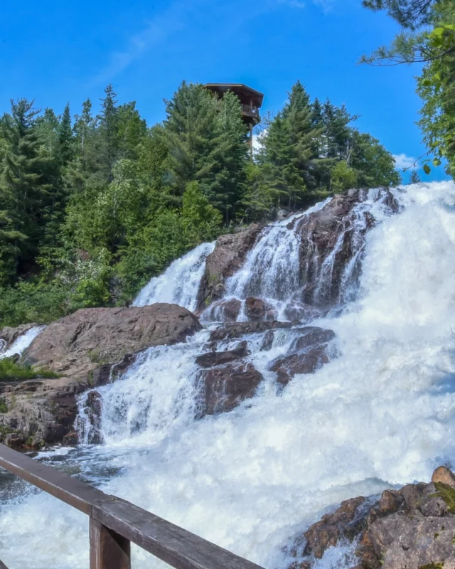 À moins de 2h de Trois-Rivières, la ville de La Tuque ouvre les portes d'un territoire parsemé de quelque 17 000 lacs et rivières aux accents sauvages. 🚣‍♀
Dans le Haut-Saint-Maurice, on prend le temps de pagayer sur la rivière Croche, de se laisser surprendre par la chute de 35 mètres du Parc des Chutes-de-la-Petite-Rivière-Bostonnais ou encore de s'initier à la culture atikamekw. 
Un dépaysement radical et grandeur nature au @quebecauthentique.
.
.
#quebeclemag #quebec #qc #voyagequebec #latuque #quebecauthentique