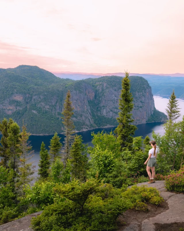 Que diriez-vous d'un road trip à la hauteur des grands espaces québécois ? 🚚
En camping-car, en voiture, à moto ou encore à vélo, arpentez les grandes routes du @saguenaylacsaintjean et partez à la découverte de ses secrets, ses plus beaux panoramas, ses trésors naturels, son histoire, ses villes et villages et ses habitants si attachants.
.
.
#quebeclemag #quebec #qc #saguenaylacsaintjean #explorequebec #vacancesquebec #saglac #roadtrip #roadtripquebec