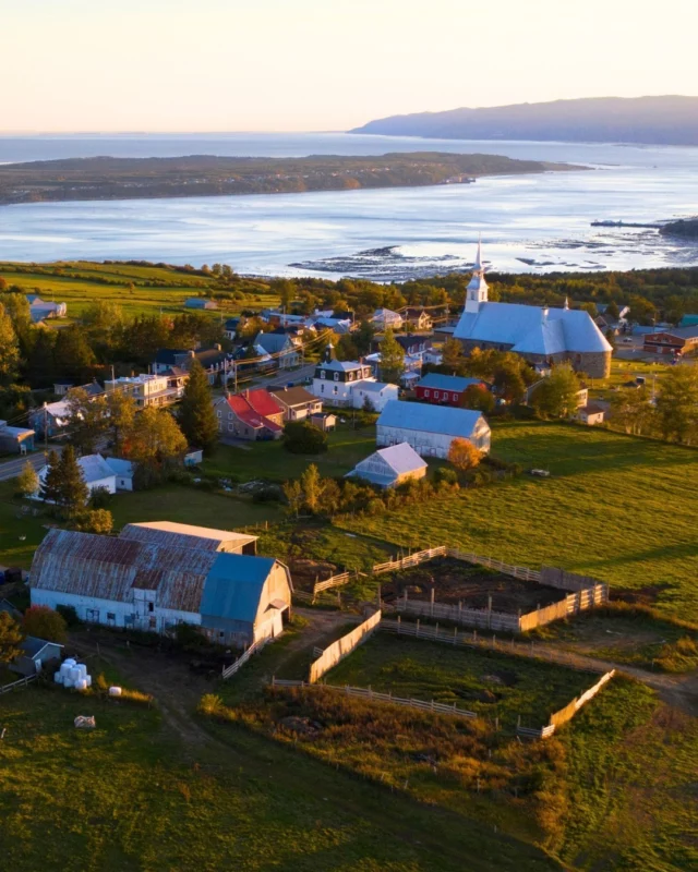 Cap sur un petit bout de Charlevoix qui a pris le large ! 
À seulement 1h30 de Québec et 15 minutes de traversier gratuit depuis Saint-Joseph-de-la-Rive, l'Isle-aux-Coudres se découvre sur 23 km de route panoramique entre embruns du Saint-Laurent et campagne fleurie. 
Au programme : balade à vélo, dégustation de cidre, plongée patrimoniale aux Moulins de l'Isle-aux-Coudres et soirées chaleureuses chez les Marsouins. 
.
.
#quebeclemag #quebec #qc #isleauxcoudres #charlevoix #explorequebec #roadtripquebec #vacancesquebec