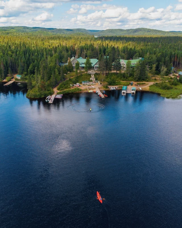 Cap au @quebecauthentique, entre Montréal et Québec, pour un été grandeur nature ! 
Au programme : Trois-Rivières et son charme historique, le parc national de la Mauricie vu d'hydravion, un safari dans les marais, un spa en pleine forêt, des pourvoiries et même une cabane à sucre ouverte en plein été ! 
Découvrez sur notre site web, 27 escales pour composer le road-trip parfait au cœur du Québec. 🌳 #Lienenbio
.
.
#quebeclemag #quebec #qc #quebecauthentique #mauricie #lanaudiere #explorequebec #roadtripquebec