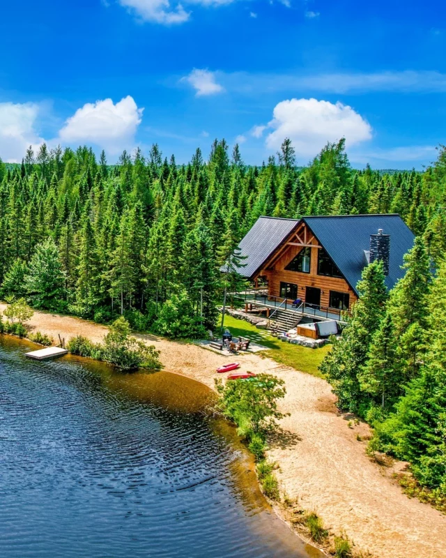 @auchaletenboisrond propose plus de 75 chalets au cœur de la forêt boréale, entre Trois-Rivières et Québec. 🌲
L'accueil rustique se marie au confort moderne : cuisine équipée, jacuzzi, cheminée et chambre de maître. Une fois arrivé, place aux randonnées, au kayak et aux activités nautiques sur les lacs du domaine. 🛶
Une escapade qu'on adore ! ❤️
.
.
#quebeclemag #quebec #qc #auchaletenboisrond #explorequebec #roadtripquebec #chaletsquebec