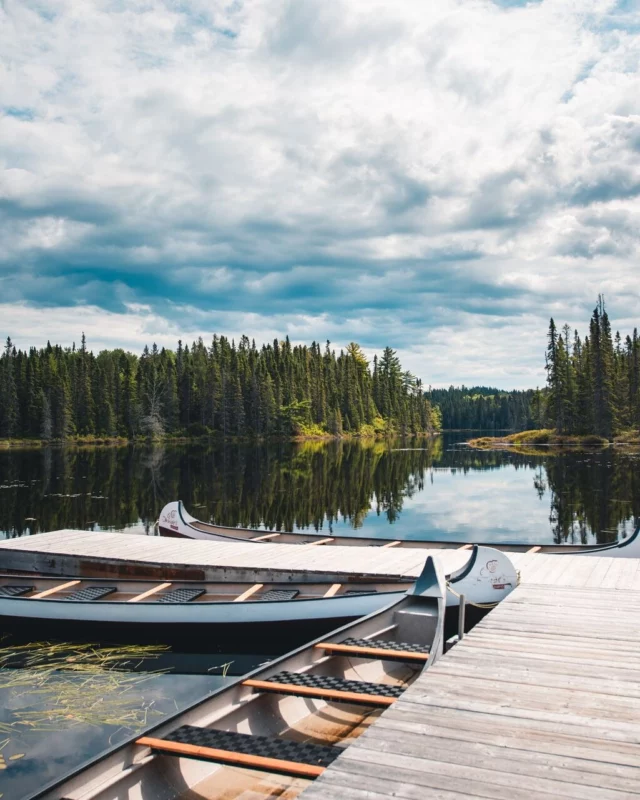 Mode écotourisme activé au @saguenaylacsaintjean ✅
Pagayer dans le fjord aux côtés des mammifères, dompter des rapides, voguer sur un lac si vaste qu'il prend des airs de mer intérieure, s'accrocher aux parois rocheuses face à des panoramas vertigineux ou encore même taquiner le saumon dans une rivière, ici, on respire à pleins poumons et on repart avec des souvenirs plein la tête. 
Prêts à enfiler vos chaussures d'aventure ? 🥾
.
.
#quebeclemag #quebec #qc #saguenaylacsaintjean #saglac