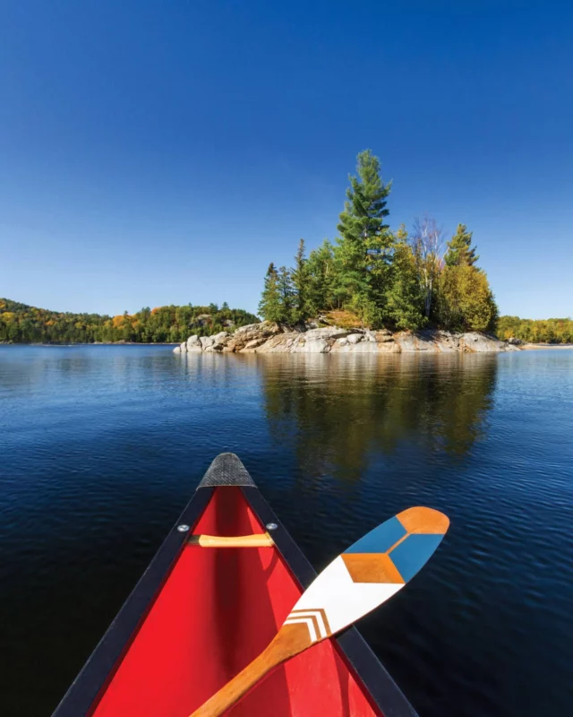 Activités nautiques 🛶, méga tyrolienne, soirée sous les étoiles ✨, pauses gourmandes 🍎, randonnées équestres 🏇 ou encore balade à vélo 🚲, les Laurentides ont le don de transformer chaque journée d'été en aventure. 
Avec plus de 9 000 lacs et rivières comme terrain de jeux, la région tient toutes ses promesses : grands espaces, sensations fortes et art de vivre québécois. 
.
.
#quebeclemag #quebec #qc #laurentides #explorequebec #roadtripquebec #vacancesquebec