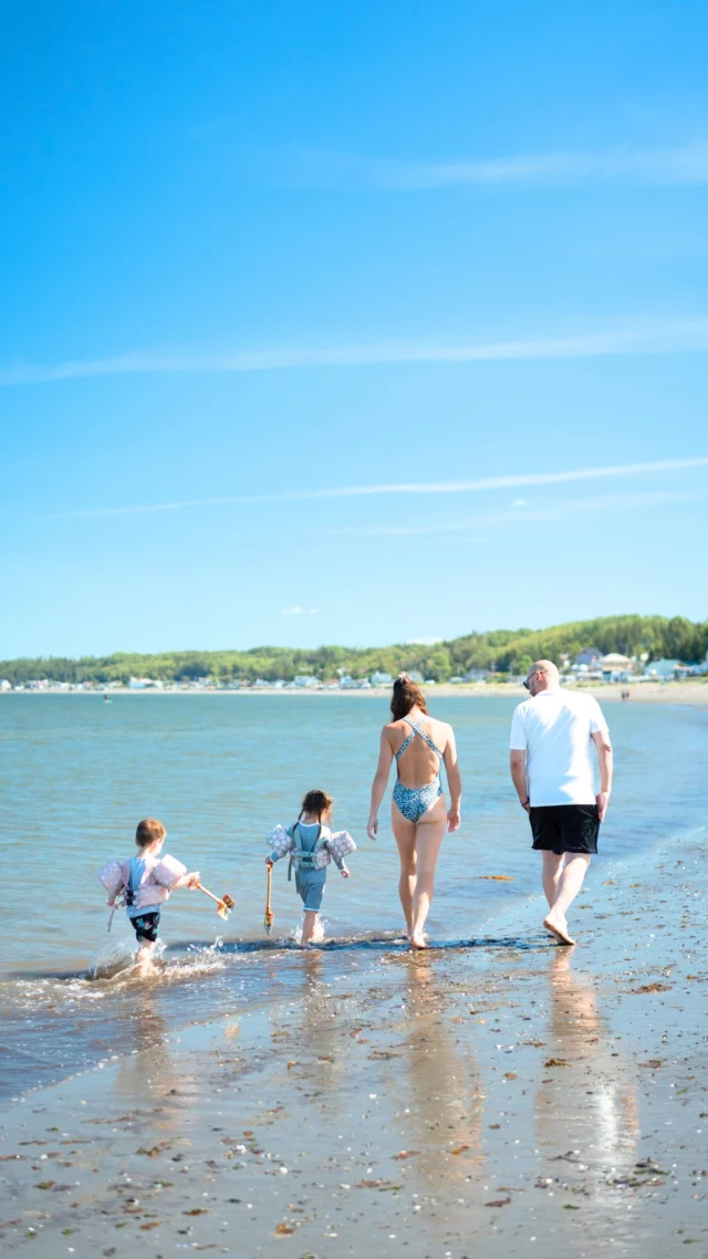 Au @quebecmaritime, le @navigateursteluce propose cabines et maisons face à la baie de Sainte-Luce. Chaque hébergement dispose de sa cuisine équipée et de sa terrasse avec vue directe sur le Saint-Laurent. Les enfants profitent de l'accès à la plage, les parents de l'autonomie totale pour cuisiner et organiser leurs journées. 
C'est le lieu idéal pour explorer le Bas-Saint-Laurent en famille, les pieds dans le sable.
.
.
#quebeclemag #quebec #qc #quebecmaritime #explorequebec #roadtripquebec #navigateursteluce