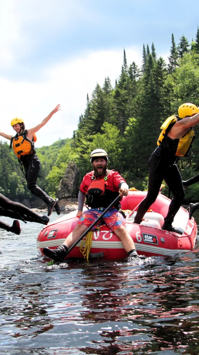 Pagaie en main, casque vissé sur la tête et grand sourire en perspective, profitez d'une journée sportive sur la rivière Jacques-Cartier ! 
Depuis 2008, @envrafting fait découvrir les joies de l'eau vive à toute la famille, dès 3 ans. Encadrés par des guides certifiés et passionnés, vous dévalerez les rapides au cœur d'un décor de falaises boisées et d'eaux cristallines. 
Pour prolonger le plaisir, le forfait Raft & Spa promet une journée entre frissons et détente.
🎥 - Expéditions Nouvelle Vague
.
.
#quebeclemag #quebec #qc #expeditionnouvellevague #explorequebec #raftingquebec