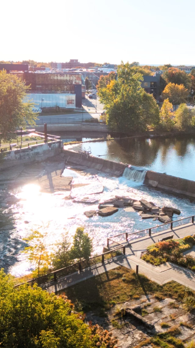 𝐐𝐮𝐞 𝐟𝐚𝐢𝐫𝐞 𝐚𝐮 𝐐𝐮𝐞́𝐛𝐞𝐜 𝐜𝐞𝐭 𝐞́𝐭𝐞́ ? 🔆
À Joliette, l’@hotelchateaujoliette a posé ses fondations au bord de la rivière L’Assomption, à deux pas du centre-ville. 
Seul quatre-étoiles de la région, il aligne 90 chambres et suites entièrement rénovées, une terrasse tournée vers l’eau et la cuisine bistronomique du chef Guillaume Plouffe. On y vient en couple, en famille ou entre amis, et on y reste autant pour le confort des lieux que pour les saveurs des plats.
Le pied-à-terre idéal pour visiter le @quebecauthentique.
.
.
#quebeclemag #quebec #explorequebec #hotelchateaujoliette #quebecauthentique