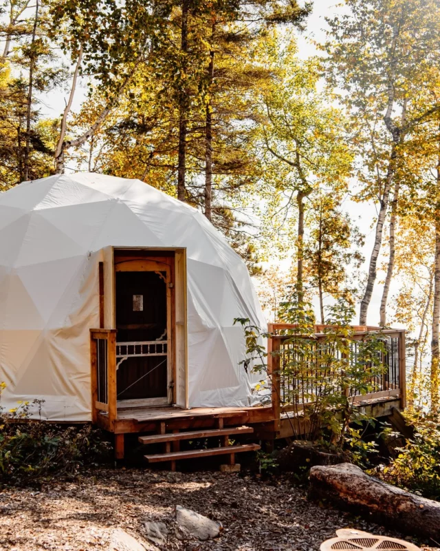 Yourtes face aux Monts-Valin, dômes sous les étoiles, cabanes suspendues au-dessus du fjord, maisons d'époque au bord du lac Saint-Jean... Au @saguenaylacsaintjean, dormir devient une aventure à part entière. 
Découvrez 6 hébergements d'expérience qui attendent les rêveurs pour une nuit 🌙 aussi mémorable que leur journée ! 
📷 - @capjaseux 
📷 - @leternel_spa__
📷 - @villagevaljalbert
📷 - Site touristique de la Chute-à- l’Ours © Laurent Silvani
📷 - @go_imago
📷 - @otisnature