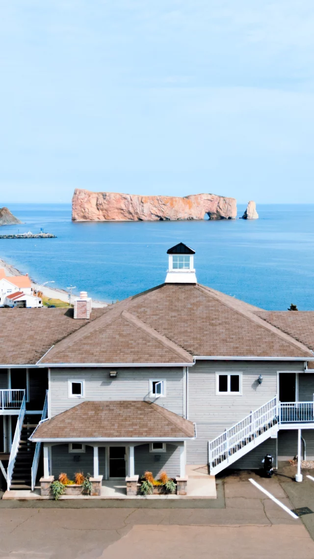 À l’hôtel Le Mirage, les 67 chambres partagent un même privilège : une vue imprenable sur le rocher Percé et l’île Bonaventure. 
Niché sur les hauteurs du village de Percé, en Gaspésie, cet établissement au charme champêtre cultive une hospitalité familiale depuis plus de 75 ans. Balcon ou terrasse pour profiter de l’air marin, piscine chauffée, terrain de tennis et accès privilégié aux attraits de la région, tout est réuni pour vivre un séjour mémorable au @quebecmaritime.
.
.
#quebeclemag #quebecmaritime #hotellemirage #explorequebec #quebec #qc