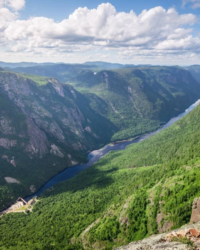Que faire dans Charlevoix cet été ? Notre top des activités à ne pas manquer durant la saison estivale ! Spoiler alert : vous allez adorer le 7ème ! 😎
1️⃣ On grimpe vers les panoramas au parc national des Hautes-Gorges-de-la-Rivière-Malbaie. © Ian Roberge
2️⃣ On va à la rencontre des baleines avec Croisières AML © André-Olivier Lyra 
3️⃣ On part à la pêche à la Pourvoirie du Lac Moreau © Tourisme Charlevoix
4️⃣ On déambule à la tombée du jour dans les projections de la Cité Mémoire
5️⃣ On fait le tour de l'Isle-aux-Coudres à pied ou à vélo, entre les Moulins et les @vergerspedneault
6️⃣ On se ressource au @legermainhotels ou au @fairmontmanoir
7️⃣ On habite la forêt chez @repereboreal 
8️⃣ On déguste les produits locaux de la @laiteriecharlevoix ou chez @safran_nordique 
9️⃣ On s'imprègne d'œuvres au @macbsp et au @domaine_forget. © Go-Xplore
.
.
#quebeclemag #quebec #qc #charlevoix #explorequebec