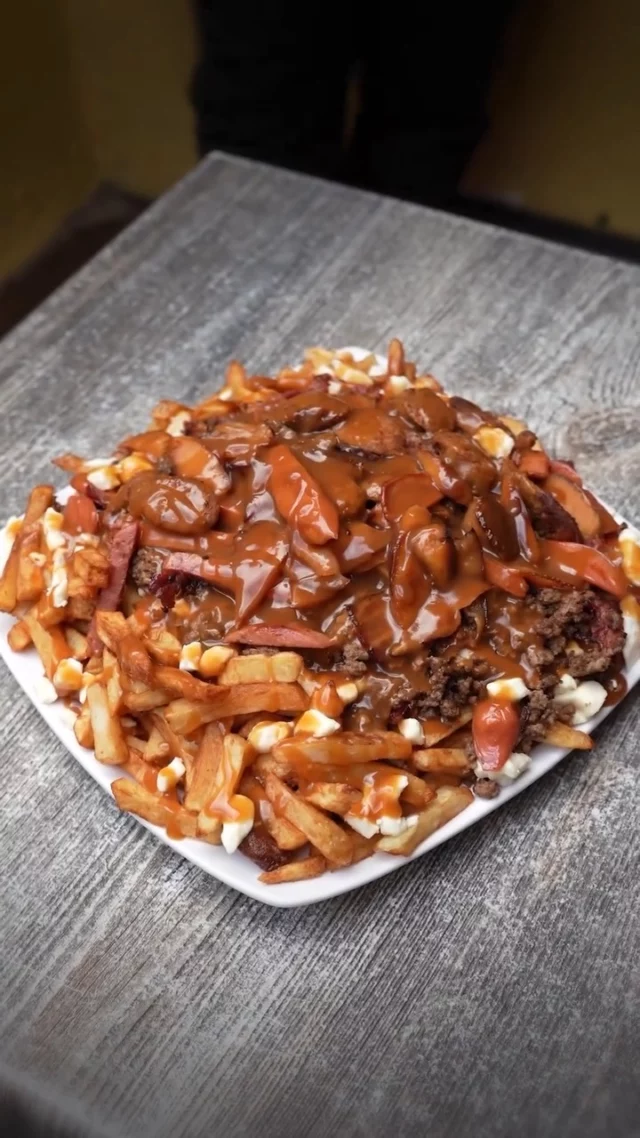S'il y a une adresse incontournable pour goûter à la poutine à Montréal, c'est bien le @restolabanquise 
Depuis plus de 50 ans, cette institution montréalaise régale les gourmands avec des dizaines de variantes de ce plat emblématique du Québec. Ouverte presque en continu, elle attire autant les habitants que les visiteurs venus découvrir l'une des expériences culinaires les plus populaires de la métropole.
De passage à Montréal ? Préparez-vous à goûter à une véritable légende québécoise !
.
.
#quebeclemag #quebec #qc #poutine #montreal #labanquise #mtl #mtlmoments #poutinelove #poutinelover