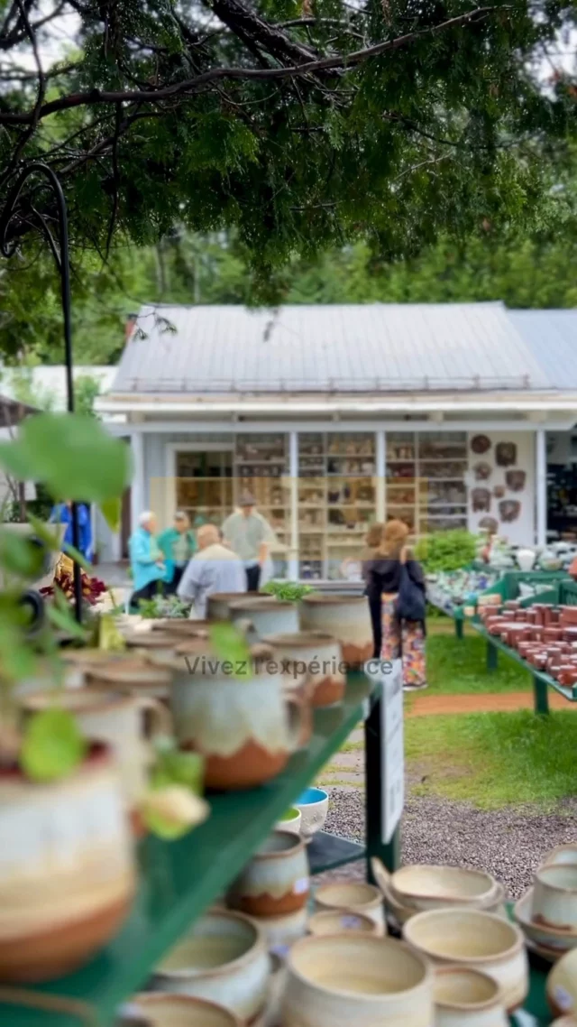 Chaque été, le village de Val-David, dans les Laurentides, accueille @1001pots_officiel, le plus grand rassemblement de céramique au Canada. 
Cette 37e édition réunit plus de 120 céramistes du Québec et d'ailleurs dans un jardin enchanteur. Venez découvrir les artisans, assister à des démonstrations en direct et mettre vos mains à l'argile. 
Plus de 50 cours complètent l'expérience et les soirées musicales prolongent la magie à la nuit tombée.
📅 Du 3 juillet au 16 août 2026
📍 Val-David - Laurentides
.
.
#quebeclemag #quebec #qc #1001pots #laurentides #explorequebec #ceramique
