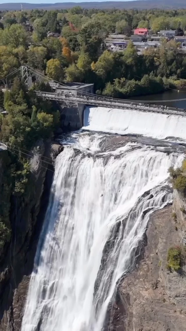 La meilleure activité à faire au Québec cet été ! 🥰😱
•
•
#quebeclemag #quebec #qc #parcdelachutemontmorency #explorequebec