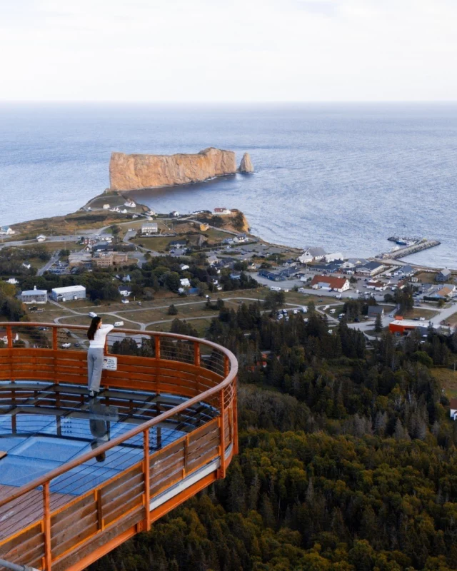 Ces villages québécois qui ont un air de bout du monde ! 😎
- Percé (Gaspésie) : le village face au rocher mythique, là où la route 132 semble toucher la fin du continent. 
- Natashquan (Côte-Nord) : le village de Gilles Vigneault, littéralement au bout de la route 138.
@quebecmaritime 
- Port-au-Persil (Charlevoix) : un hameau minuscule avec sa chapelle blanche et sa petite chute qui se jette dans le fleuve.
© Association des plus beaux villages du Québec / Louis Robitaille
- North Hatley (Cantons-de-l'Est) : ses demeures victoriennes se reflètent dans le lac Massawippi et lui donnent un air de carte postale hors du temps.
@cantonsdelest 
.
.
#quebeclemag #quebec #villageduquebec #explorequebec #villagesduquebec