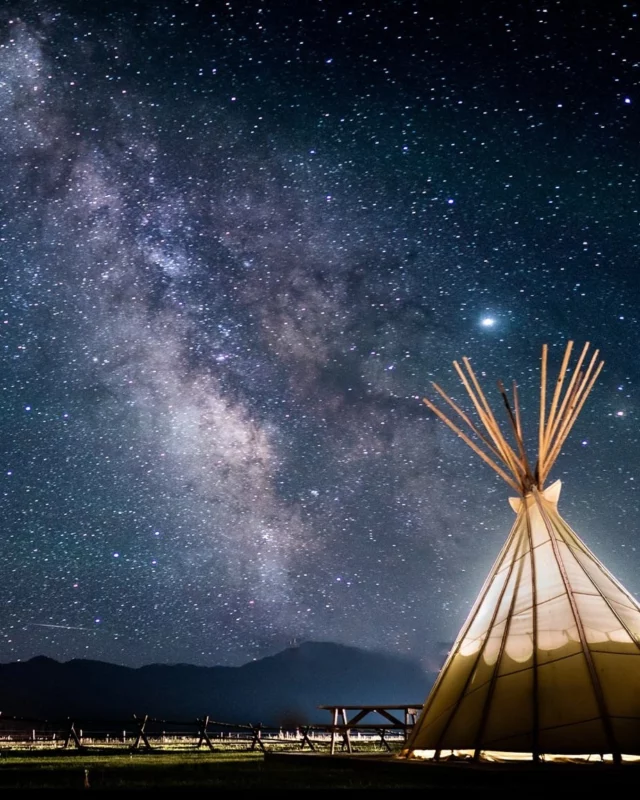 Chaque été, le ciel québécois offre l'un des plus beaux spectacles nocturnes.✨ 
De la mi-juillet à la fin août, la Terre croise la poussière laissée par d'anciennes comètes et déclenche la pluie d'étoiles filantes la plus spectaculaire de l'année : les Perséides. Le Québec compte parmi les meilleurs endroits en Amérique du Nord pour les admirer.
Où observer les Perséides en 2026 ? 🌠
@astrolabmontmegantic | 📍 Cantons-de-l'Est
@parcjacquescartier | 📍 Région de Québec
@domainesaintbernard | 📍 Laurentides
@eco.odyssee | 📍 Outaouais
Planétarium @espacepourlavie | 📍 Montréal
© Photos tirées des réseaux sociaux des différents lieux d'observation.
.
.
#quebeclemag #quebec #qc #perseides #explorequebec #quebecbynight #astronomie #observationdesetoiles #stars #shootingstars