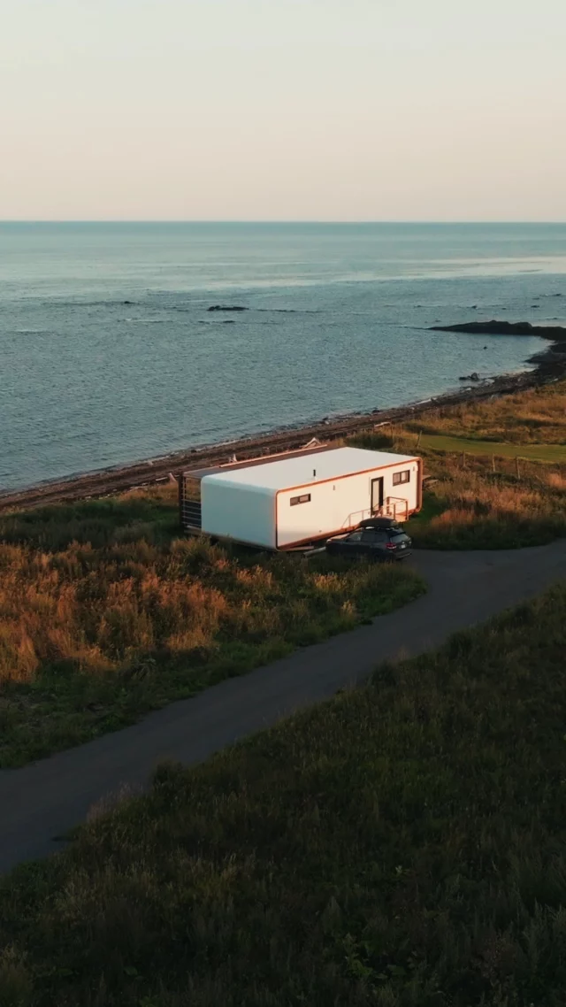 @panoraloges  a posé ses dix chalets contemporains à quelques mètres de l'eau, au cœur de La Haute-Gaspésie. 
Le design minimaliste s'efface devant la vue sur la mer et les couchers de soleil légendaires de la région. Chaque loge réunit un spa privé, une terrasse et une cuisine complète, de quoi séjourner en couple, en famille ou entre amis. 
On en fait son camp de base pour explorer le @quebecmaritime .
© Jonanthony James, Laurence Caron et Marie-Lou Dion.
.
.
#quebeclemag #quebec #qc #quebecmaritime #panoraloges #voyagequebec #explorequebec #vanlife
