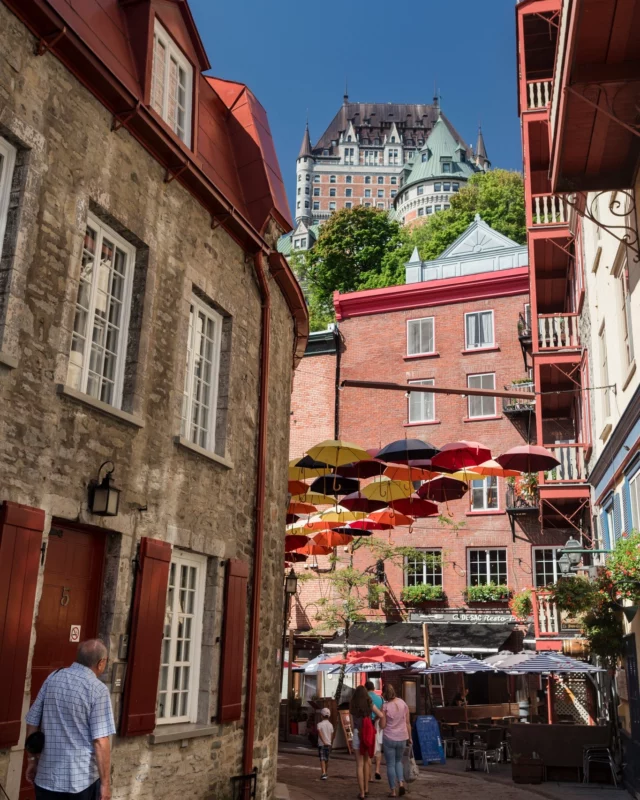 Envie d'un café, d'un smoothie ou simplement de se poser en terrasse ? Le Quartier Petit Champlain offre le cadre idéal ❤
On adore se balader dans ces rues colorées ! 
© Llamaryon
.
.
#quebeclemag #quebec #qc #petitchamplain #explorequebec
