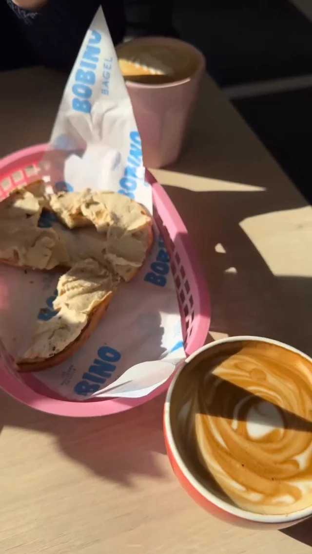 On a trouvé LES bagels à ne pas rater à Gatineau : @bobinobagel 
La gang est extra et les bagels délicieusement bons. Et pour ceux qui préfèrent les boissons, laissez-vous tenter par un matcha ou un café.
Une adresse à tester absolument au Québec ! 🥯 
.
.
#quebeclemag #quebec #qc #bobinobagel #outaouais #gatineau #outaouaisfun