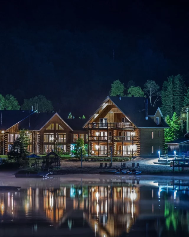 À 1h15 de Montréal, l' Auberge du Vieux Moulin veille sur le lac Goyer et la Rivière Noire depuis plus de trente ans. La même famille y tient la barre de père en fils. Les chambres en bois rond donnent sur l'eau, la table travaille les produits locaux et le sirop d'érable de la cabane à sucre maison. Deux spas extérieurs fument en bordure de rivière, été comme hiver. 
Une adresse à découvrir au @quebecauthentique.
.
.
#quebeclemag #quebec #qc #quebecauthentique #explorequebec #aubergeduvieuxmoulin